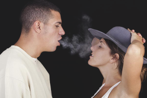 Hoe de geur van sigaretten uit de mond te verwijderen