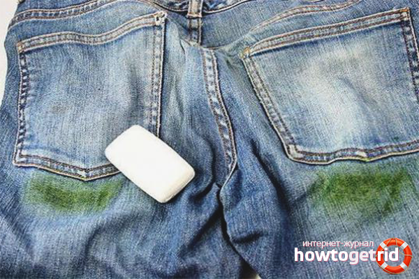 Cara mencuci cat berasaskan air dengan seluar jeans
