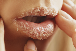 Hoe droge lippen te verwijderen