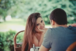 Hvordan kommunisere med en jente slik at hun blir forelsket