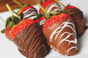 Hoe je met chocolade bedekte aardbeien maakt