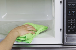 Cara menghilangkan bau terbakar dalam ketuhar gelombang mikro