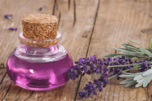 Essentiële olie van lavendel voor het gezicht