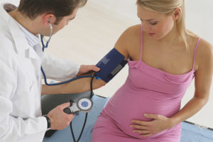 Hoe de bloeddruk tijdens de zwangerschap te verlagen