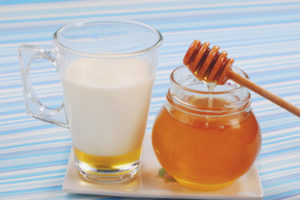Melk met honing om te hoesten