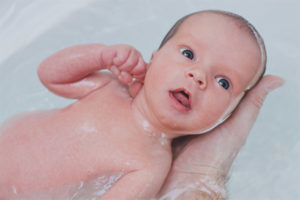 In quale acqua fare il bagno a un neonato