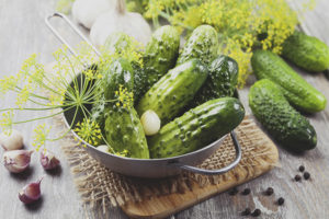 Hoe gezouten komkommers te maken