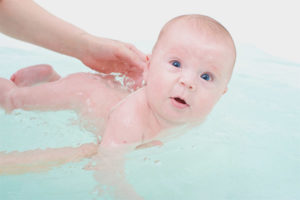 Is het mogelijk om een ​​kind met een hoest te baden