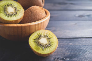 Nuttige eigenschappen en contra-indicaties van kiwi