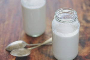 Zelfgemaakte kefir maken van melk