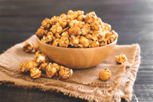Hvordan lage Caramel Popcorn